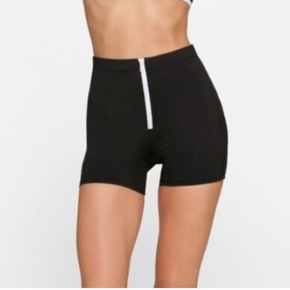 NWT! SKIMS Sporty Zipper Mid-Waist Swim Short Womens Swimwear Beach Onyx—XXS